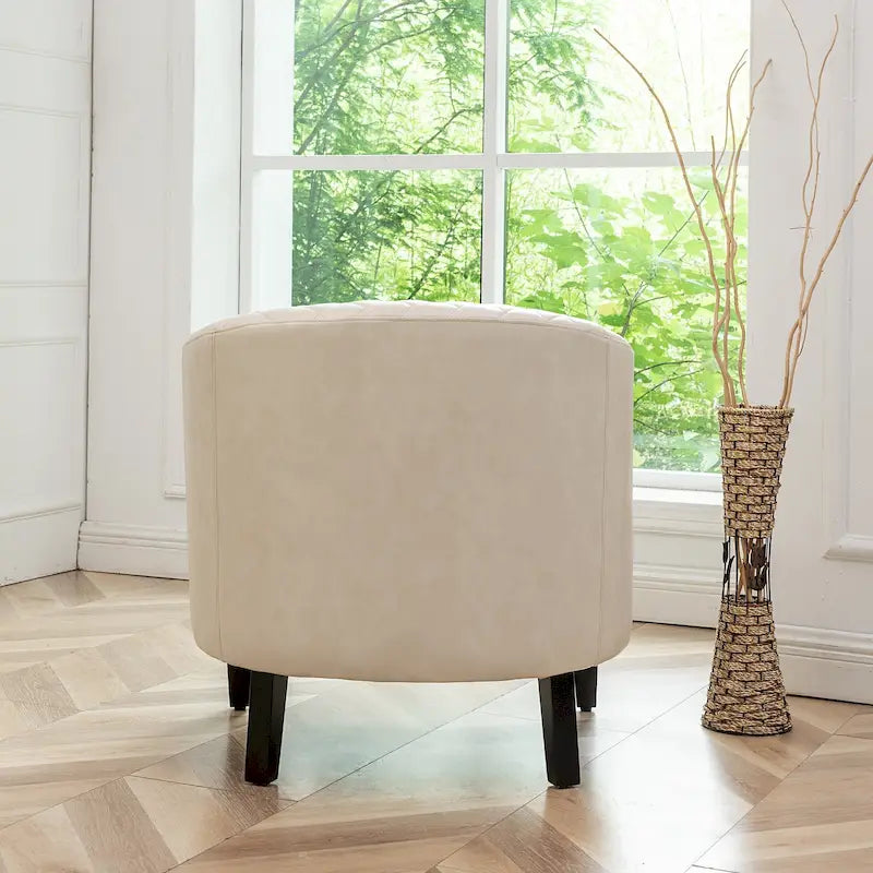 Gepolsterter Clubsessel aus Leder im Fassondesign mit Ziernägeln