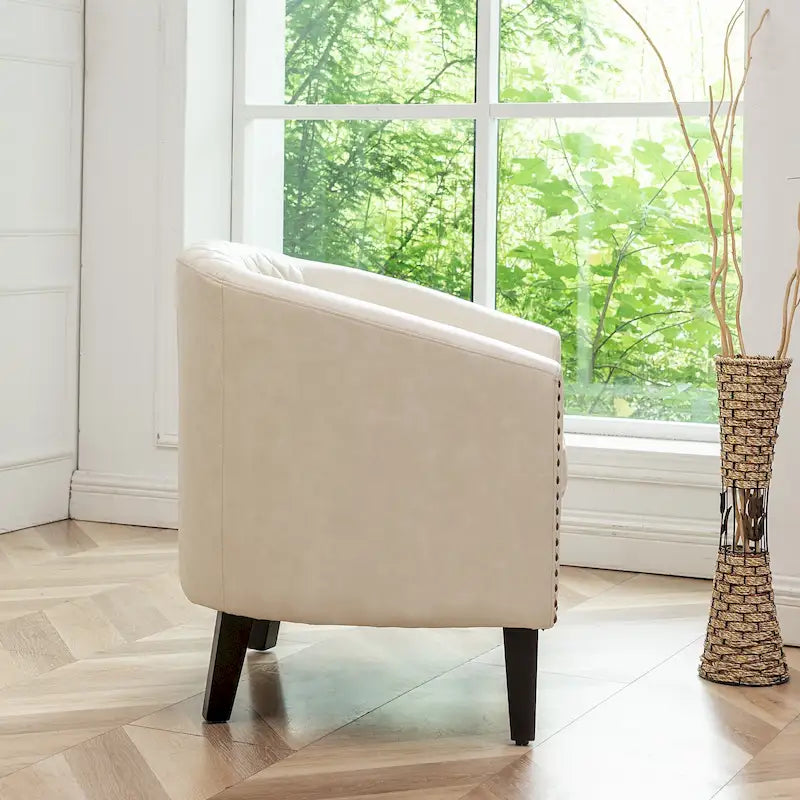 Gepolsterter Clubsessel aus Leder im Fassondesign mit Ziernägeln