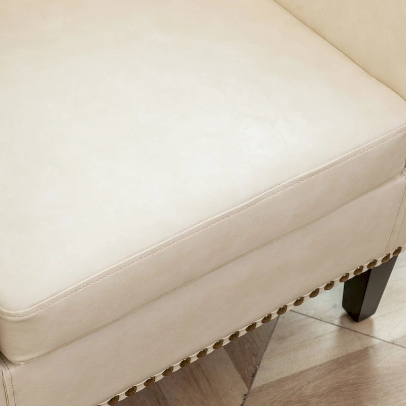 Gepolsterter Clubsessel aus Leder im Fassondesign mit Ziernägeln