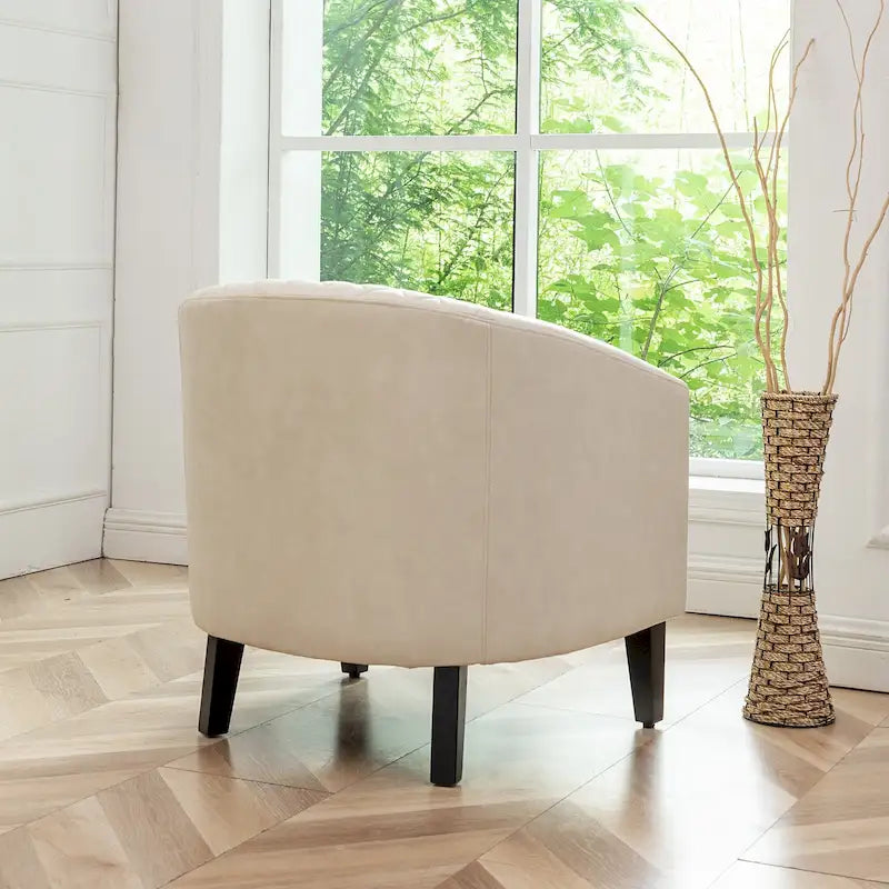 Gepolsterter Clubsessel aus Leder im Fassondesign mit Ziernägeln