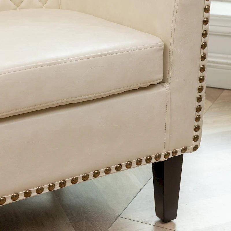 Gepolsterter Clubsessel aus Leder im Fassondesign mit Ziernägeln
