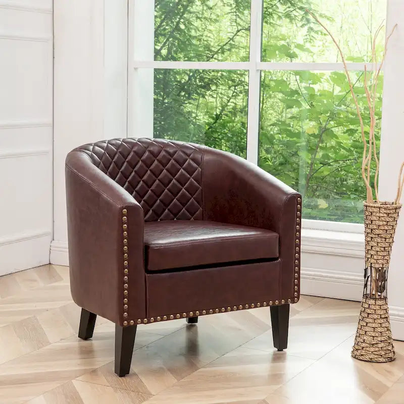 Gepolsterter Clubsessel aus Leder im Fassondesign mit Ziernägeln