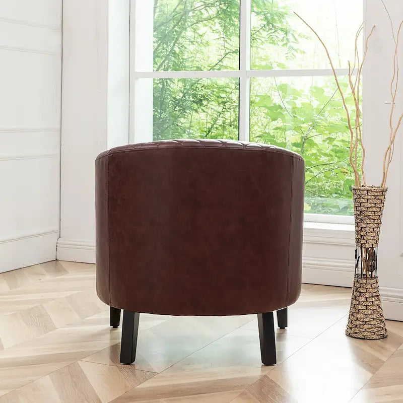 Gepolsterter Clubsessel aus Leder im Fassondesign mit Ziernägeln