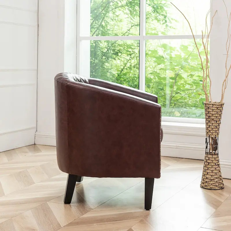 Gepolsterter Clubsessel aus Leder im Fassondesign mit Ziernägeln