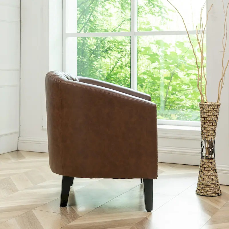 Gepolsterter Clubsessel aus Leder im Fassondesign mit Ziernägeln