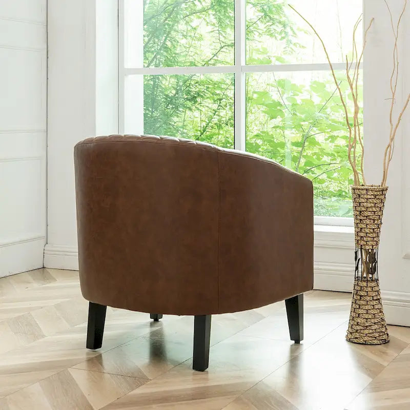 Gepolsterter Clubsessel aus Leder im Fassondesign mit Ziernägeln