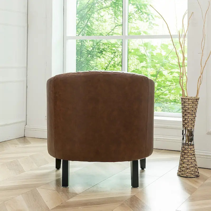 Gepolsterter Clubsessel aus Leder im Fassondesign mit Ziernägeln