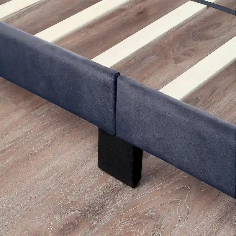 Graues gepolstertes Bett mit Stauraum und USB-Anschlüssen