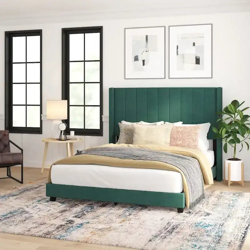 Gepolstertes Plattformbett mit Wingback-Kopfteil