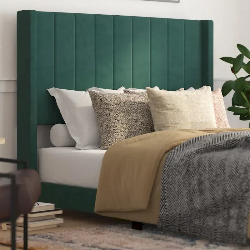 Gepolstertes Plattformbett mit Wingback-Kopfteil