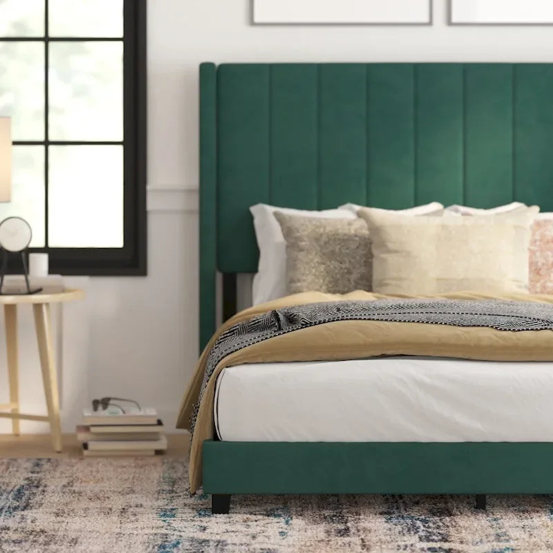 Gepolstertes Plattformbett mit Wingback-Kopfteil
