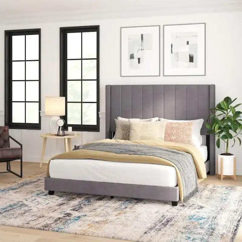 Gepolstertes Plattformbett mit Wingback-Kopfteil