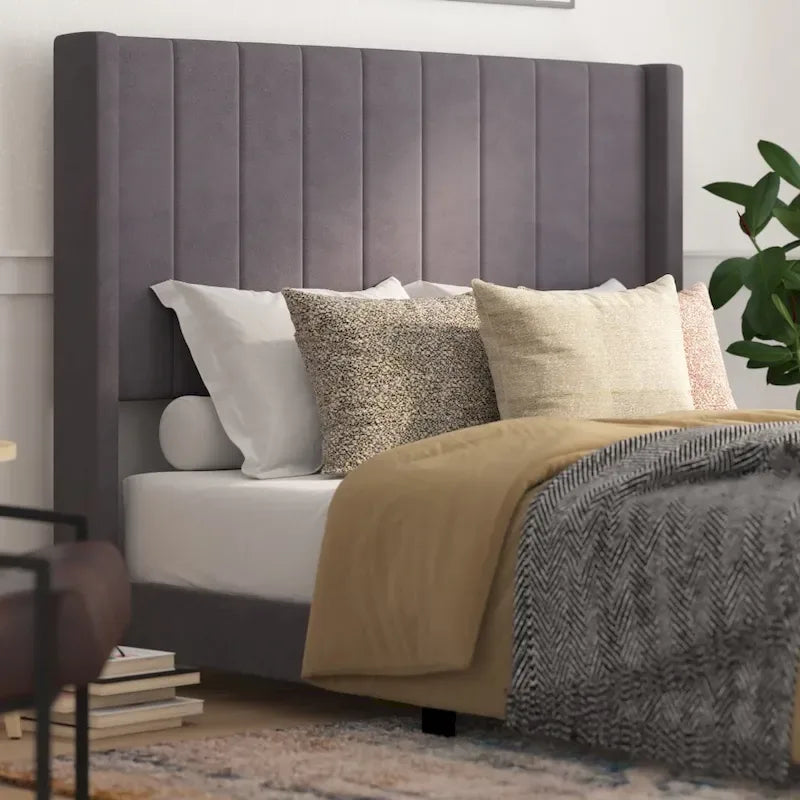 Gepolstertes Plattformbett mit Wingback-Kopfteil