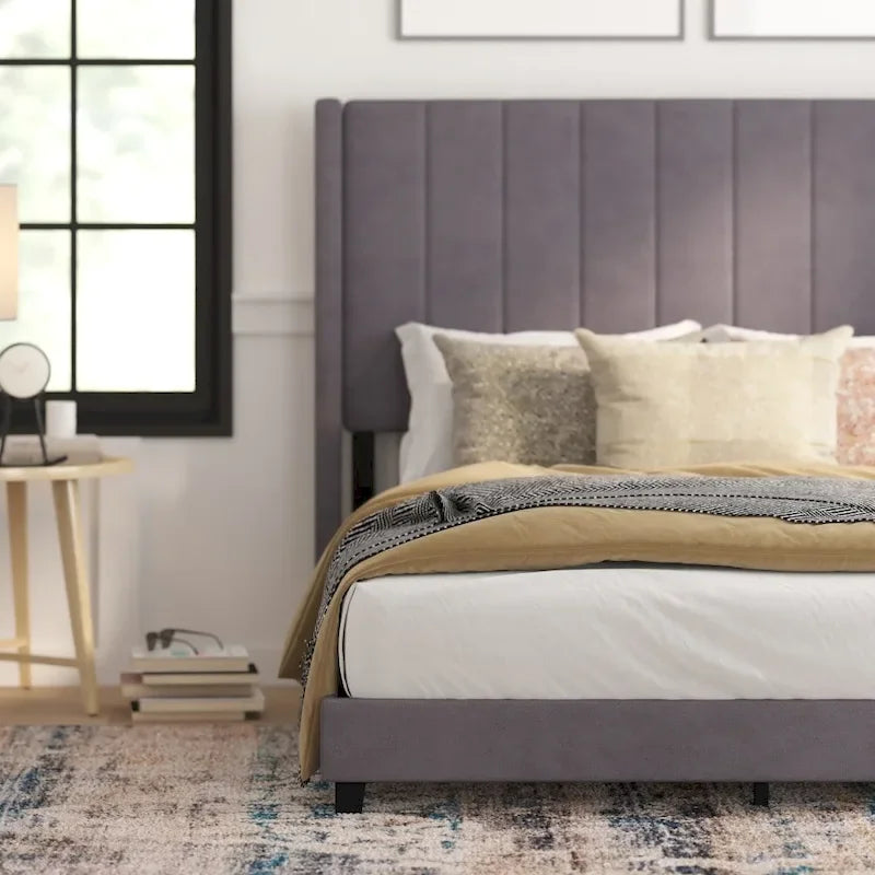 Gepolstertes Plattformbett mit Wingback-Kopfteil