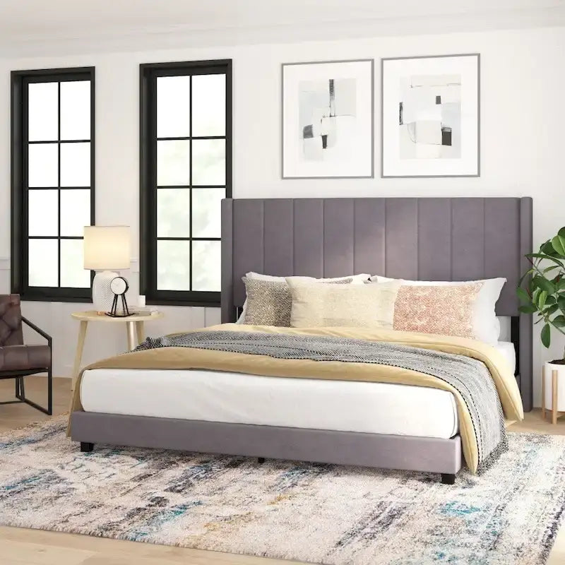 Gepolstertes Plattformbett mit Wingback-Kopfteil