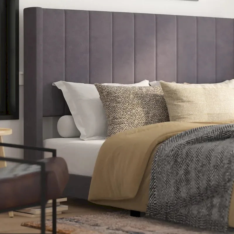 Gepolstertes Plattformbett mit Wingback-Kopfteil