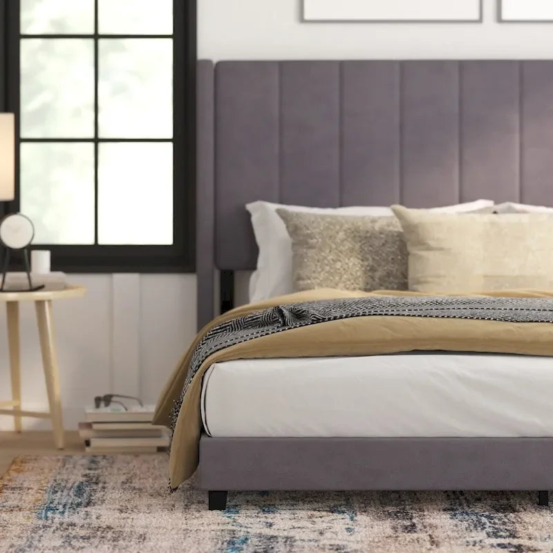Gepolstertes Plattformbett mit Wingback-Kopfteil