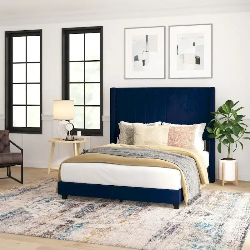 Gepolstertes Plattformbett mit Wingback-Kopfteil