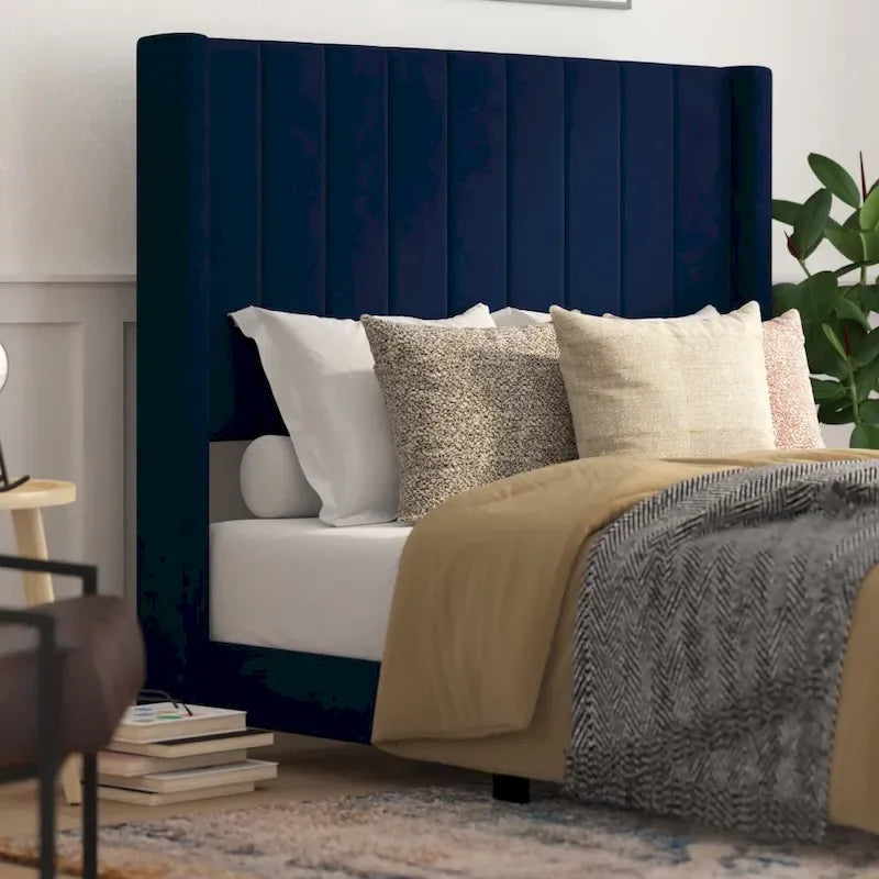 Gepolstertes Plattformbett mit Wingback-Kopfteil