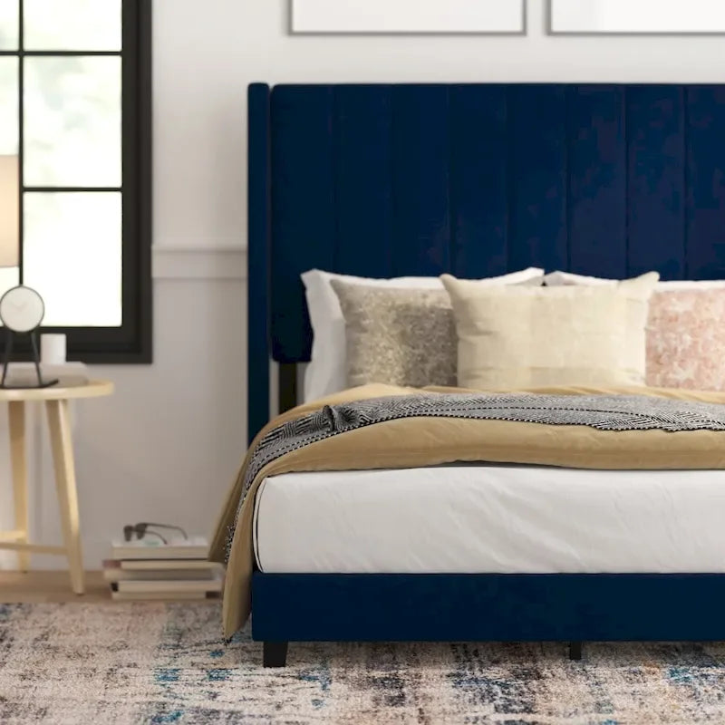 Gepolstertes Plattformbett mit Wingback-Kopfteil